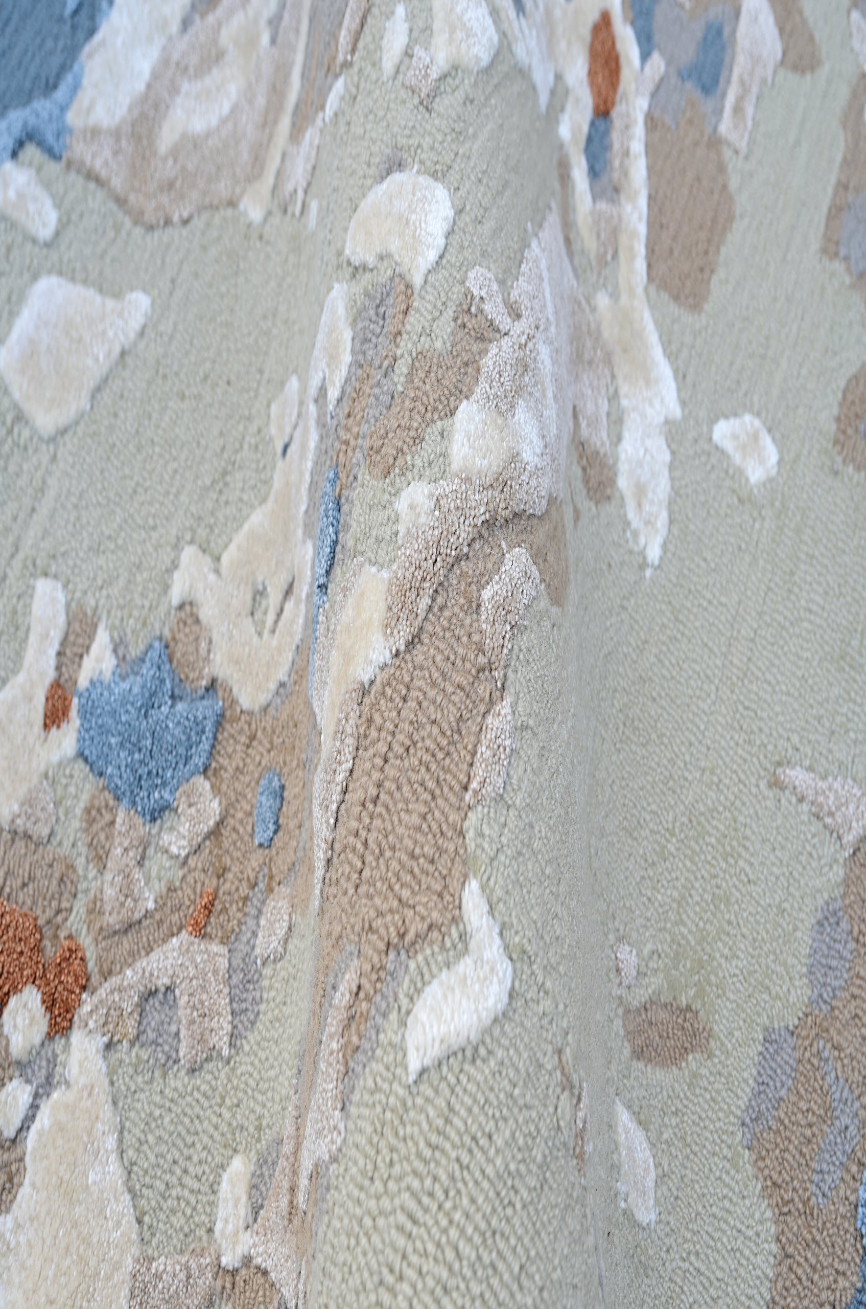 Aversa - Handtufted in New Zealand Wool and Jasmine Silk by House of Rugs (view 3)
