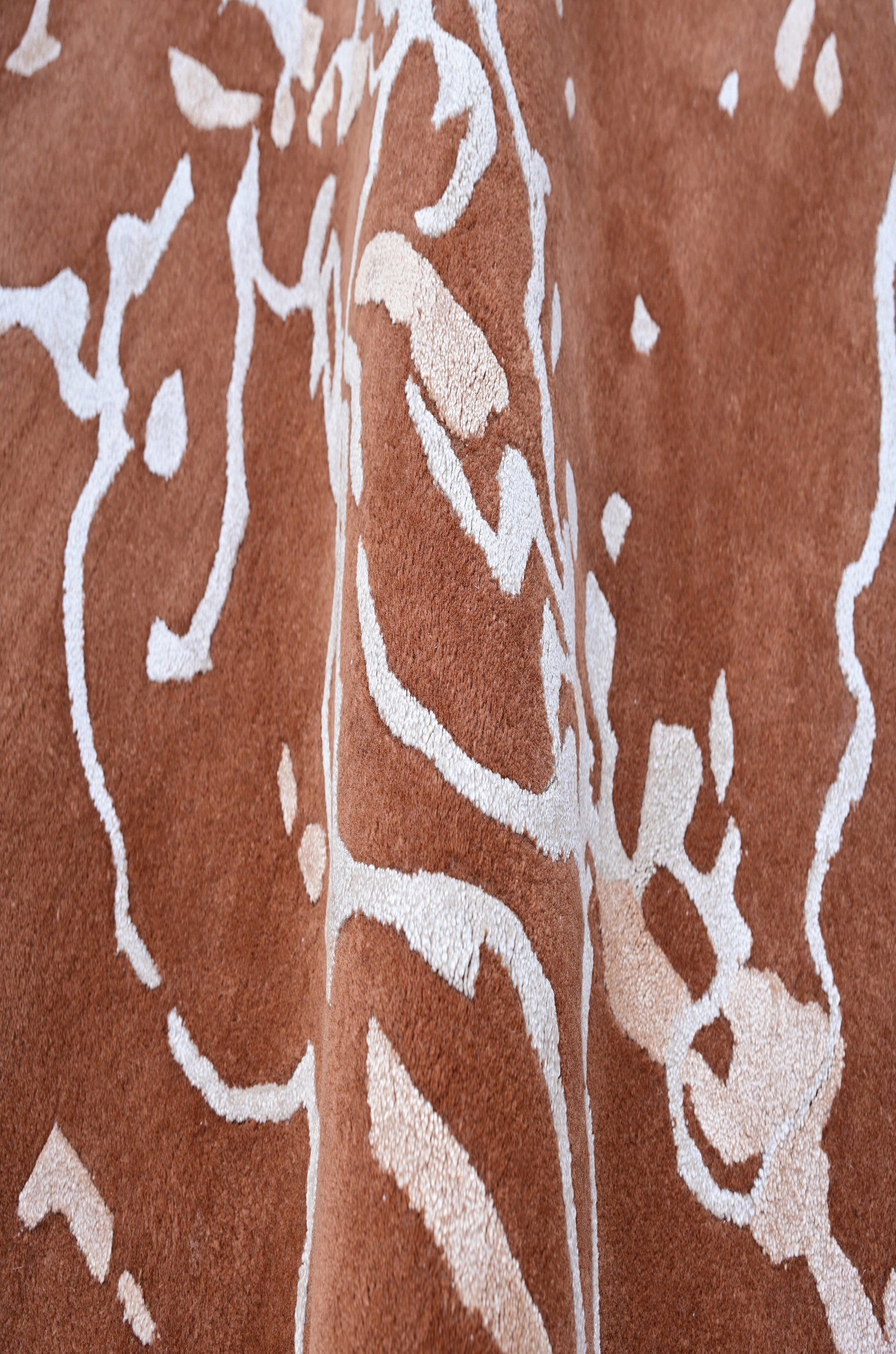 Livid - Handtufted in New Zealand Wool and Jasmine Silk by House of Rugs (view 3)